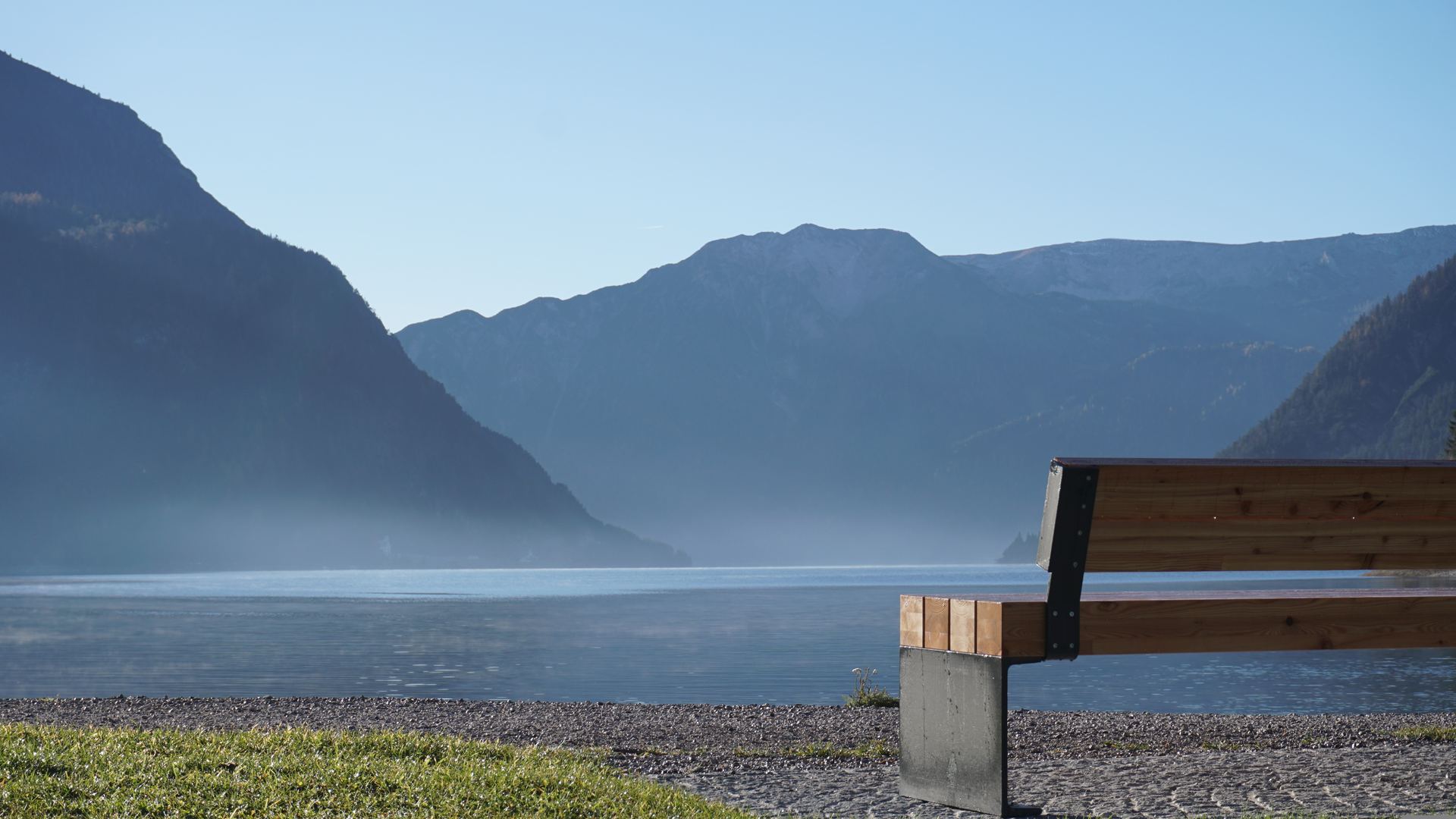 Bankerl mit Blick auf See und Berge