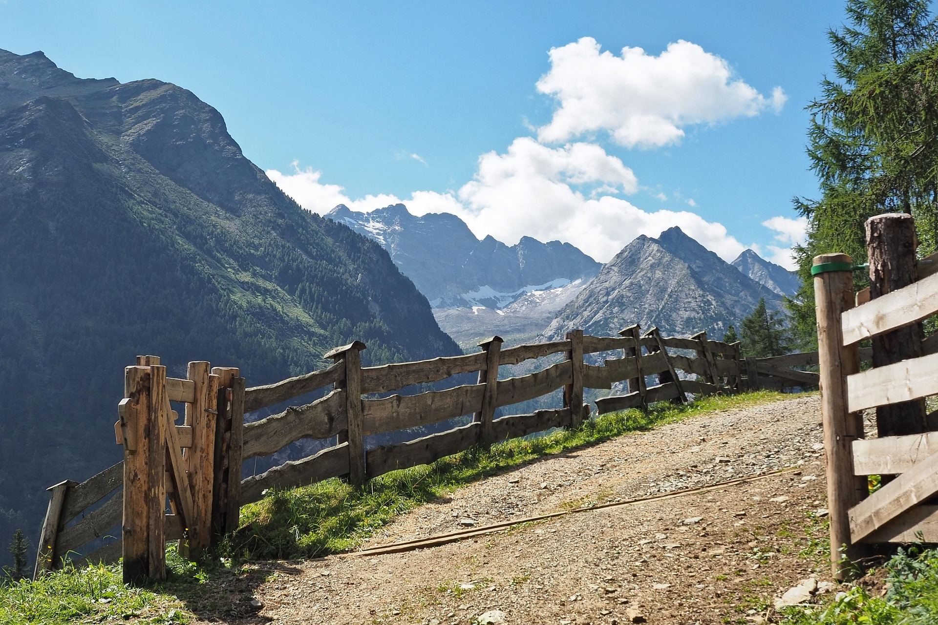 Bergweg mit Holzzaun in den Tiroler Alpen