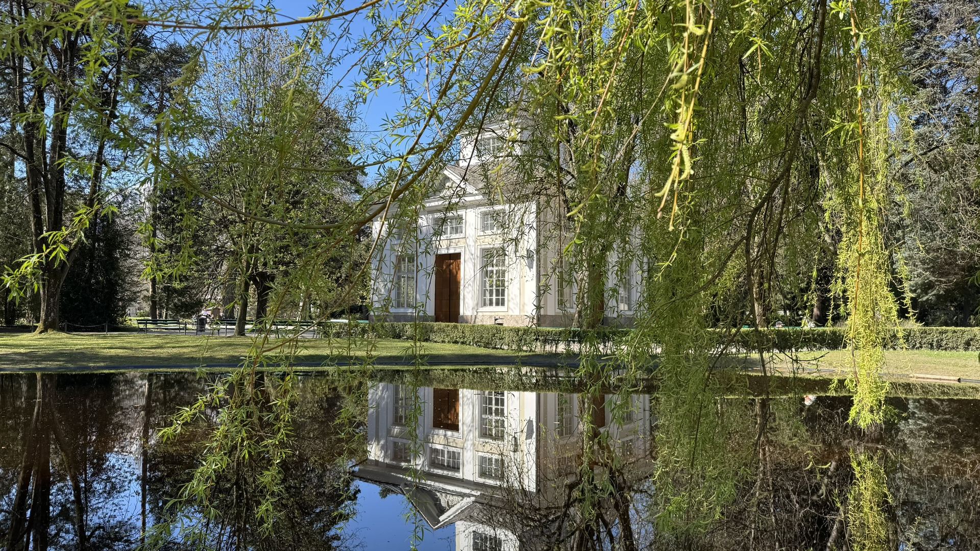 Kapelle mit Spiegelung im Teich