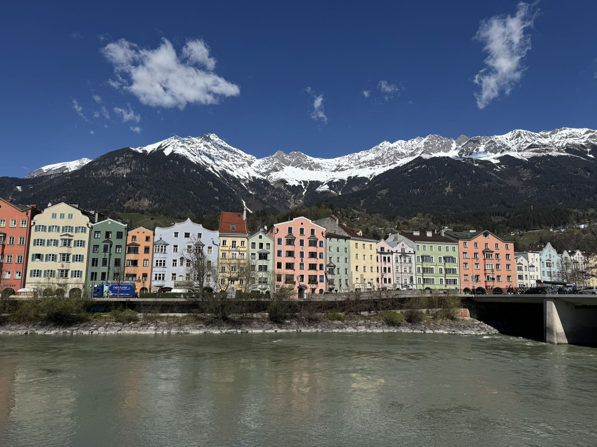 Innsbruck mit bunten Häuserzeilen am Inn und Nordkette
